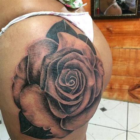 tatuagens femininas na nadega|Tatuagens delicadas e elegantes nas nádegas para mulheres